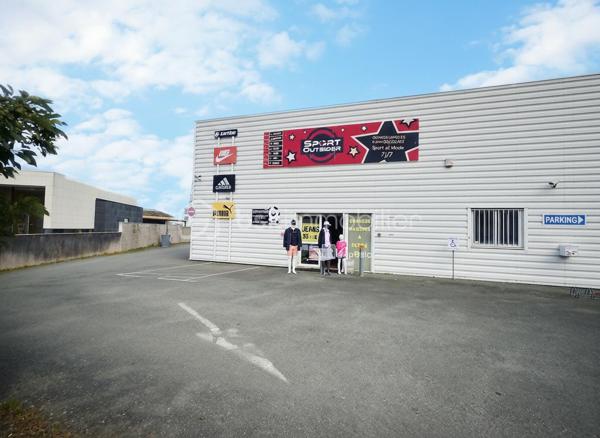Opportunité rare sur un secteur dynamique de Saint-Jean-de-Monts.

À céder, fonds de commerce exploité dans un vaste local commercial bénéficiant d'une excellente visibilité et d'un parking privatif.

Le bâtiment développe environ 300 m² et comprend une grande surface de vente modulable, un bureau, un espace de stockage, un point d'eau et des sanitaires.

Le bail commercial récemment renouvelé offre une belle sécurité d'exploitation jusqu'en 2035.

Destination autorisée : magasin d'habillement, vente d'articles de sport, chaussures, textiles, accessoires et activités compatibles avec les dispositions du bail commercial.

Emplacement bénéficiant d'une clientèle locale fidèle et d'un fort potentiel saisonnier lié à l'activité touristique de la station.

L'affaire est proposée avec son fonds de commerce et son droit au bail. Le stock n'est pas inclus dans la cession.

Dossier complet, bail commercial et éléments comptables disponibles sur demande après premier échange.

Prix de vente : 120 000 € HAI

Renseignements et confidentialité assurés.

Sandrine MATHELIN
Mandataire immobilier
BSK Immobilier

06 56 88 64 65
smathelin@bskimmobilier.com