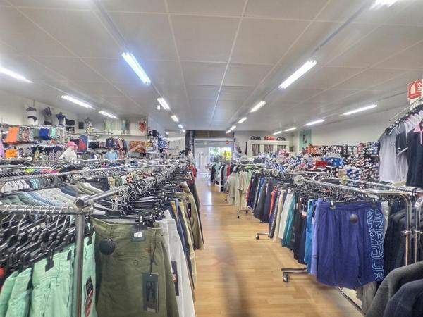 Opportunité rare sur un secteur dynamique de Saint-Jean-de-Monts.

À céder, fonds de commerce exploité dans un vaste local commercial bénéficiant d'une excellente visibilité et d'un parking privatif.

Le bâtiment développe environ 300 m² et comprend une grande surface de vente modulable, un bureau, un espace de stockage, un point d'eau et des sanitaires.

Le bail commercial récemment renouvelé offre une belle sécurité d'exploitation jusqu'en 2035.

Destination autorisée : magasin d'habillement, vente d'articles de sport, chaussures, textiles, accessoires et activités compatibles avec les dispositions du bail commercial.

Emplacement bénéficiant d'une clientèle locale fidèle et d'un fort potentiel saisonnier lié à l'activité touristique de la station.

L'affaire est proposée avec son fonds de commerce et son droit au bail. Le stock n'est pas inclus dans la cession.

Dossier complet, bail commercial et éléments comptables disponibles sur demande après premier échange.

Prix de vente : 120 000 € HAI

Renseignements et confidentialité assurés.

Sandrine MATHELIN
Mandataire immobilier
BSK Immobilier

06 56 88 64 65
smathelin@bskimmobilier.com