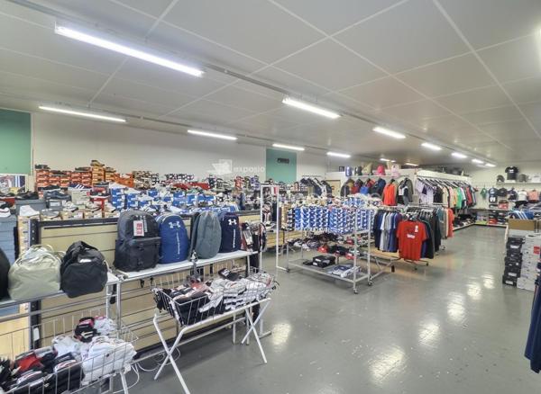 Opportunité rare sur un secteur dynamique de Saint-Jean-de-Monts.

À céder, fonds de commerce exploité dans un vaste local commercial bénéficiant d'une excellente visibilité et d'un parking privatif.

Le bâtiment développe environ 300 m² et comprend une grande surface de vente modulable, un bureau, un espace de stockage, un point d'eau et des sanitaires.

Le bail commercial récemment renouvelé offre une belle sécurité d'exploitation jusqu'en 2035.

Destination autorisée : magasin d'habillement, vente d'articles de sport, chaussures, textiles, accessoires et activités compatibles avec les dispositions du bail commercial.

Emplacement bénéficiant d'une clientèle locale fidèle et d'un fort potentiel saisonnier lié à l'activité touristique de la station.

L'affaire est proposée avec son fonds de commerce et son droit au bail. Le stock n'est pas inclus dans la cession.

Dossier complet, bail commercial et éléments comptables disponibles sur demande après premier échange.

Prix de vente : 120 000 € HAI

Renseignements et confidentialité assurés.

Sandrine MATHELIN
Mandataire immobilier
BSK Immobilier

06 56 88 64 65
smathelin@bskimmobilier.com