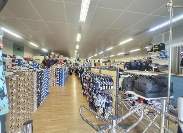 Opportunité rare sur un secteur dynamique de Saint-Jean-de-Monts.

À céder, fonds de commerce exploité dans un vaste local commercial bénéficiant d'une excellente visibilité et d'un parking privatif.

Le bâtiment développe environ 300 m² et comprend une grande surface de vente modulable, un bureau, un espace de stockage, un point d'eau et des sanitaires.

Le bail commercial récemment renouvelé offre une belle sécurité d'exploitation jusqu'en 2035.

Destination autorisée : magasin d'habillement, vente d'articles de sport, chaussures, textiles, accessoires et activités compatibles avec les dispositions du bail commercial.

Emplacement bénéficiant d'une clientèle locale fidèle et d'un fort potentiel saisonnier lié à l'activité touristique de la station.

L'affaire est proposée avec son fonds de commerce et son droit au bail. Le stock n'est pas inclus dans la cession.

Dossier complet, bail commercial et éléments comptables disponibles sur demande après premier échange.

Prix de vente : 120 000 € HAI

Renseignements et confidentialité assurés.

Sandrine MATHELIN
Mandataire immobilier
BSK Immobilier

06 56 88 64 65
smathelin@bskimmobilier.com