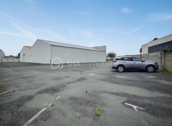 Opportunité rare sur un secteur dynamique de Saint-Jean-de-Monts.

À céder, fonds de commerce exploité dans un vaste local commercial bénéficiant d'une excellente visibilité et d'un parking privatif.

Le bâtiment développe environ 300 m² et comprend une grande surface de vente modulable, un bureau, un espace de stockage, un point d'eau et des sanitaires.

Le bail commercial récemment renouvelé offre une belle sécurité d'exploitation jusqu'en 2035.

Destination autorisée : magasin d'habillement, vente d'articles de sport, chaussures, textiles, accessoires et activités compatibles avec les dispositions du bail commercial.

Emplacement bénéficiant d'une clientèle locale fidèle et d'un fort potentiel saisonnier lié à l'activité touristique de la station.

L'affaire est proposée avec son fonds de commerce et son droit au bail. Le stock n'est pas inclus dans la cession.

Dossier complet, bail commercial et éléments comptables disponibles sur demande après premier échange.

Prix de vente : 120 000 € HAI

Renseignements et confidentialité assurés.

Sandrine MATHELIN
Mandataire immobilier
BSK Immobilier

06 56 88 64 65
smathelin@bskimmobilier.com