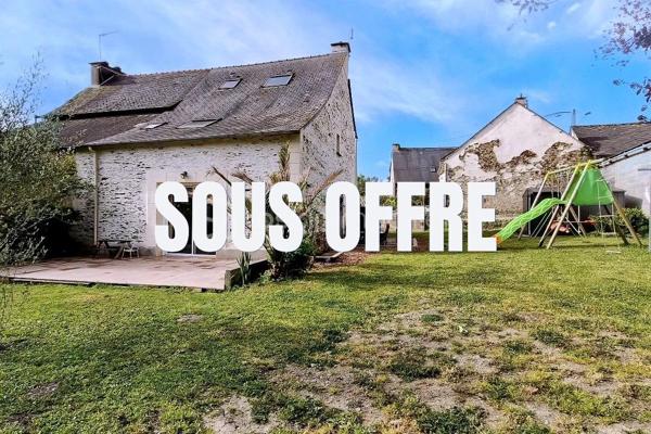VENDU- Située dans un hameau paisible de Châteaubourg, à seulement 4 minutes en vélo ou en voiture de la gare et de l’axe stratégique Rennes–Paris, cette magnifique maison de caractère séduira les amateurs d’authenticité en quête de confort moderne. Édifiée sur un terrain clos et arboré d’environ 520 m², la propriété bénéficie d’un cadre privilégié, face à un véritable écrin de verdure. Ses deux terrasses invitent à profiter pleinement des beaux jours, entre moments de détente et soirées d’été en toute intimité.
Dès l’entrée, le charme opère : Le rez-de-chaussée s’ouvre sur un vaste espace de vie baigné de lumière, où se mêlent harmonieusement cachet de l’ancien et esprit contemporain. Le salon chaleureux avec poêle à pellets, la salle à manger conviviale et les larges ouvertures sur l’extérieur créent une atmosphère à la fois élégante et accueillante. Les poutres apparentes confèrent à l’ensemble une signature authentique et raffinée. La cuisine aménagée et équipée, avec accès direct à une seconde terrasse complète ce niveau avec fonctionnalité et style.
À l’étage, l’espace nuit dévoile deux belles chambres pleines de charme, sublimées par leurs parquets. Une salle de bain avec WC vient parfaire cet étage.
Au second niveau, une chambre spacieuse avec point d’eau offre un espace supplémentaire idéal pour une suite parentale, un bureau ou une chambre d’amis.
Une propriété rare sur le secteur, idéale pour une clientèle en quête d’un bien alliant authenticité, confort et qualité de vie.