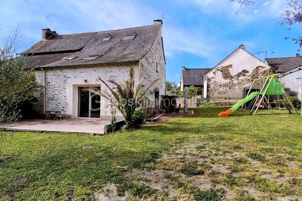 VENDU- Située dans un hameau paisible de Châteaubourg, à seulement 4 minutes en vélo ou en voiture de la gare et de l’axe stratégique Rennes–Paris, cette magnifique maison de caractère séduira les amateurs d’authenticité en quête de confort moderne. Édifiée sur un terrain clos et arboré d’environ 520 m², la propriété bénéficie d’un cadre privilégié, face à un véritable écrin de verdure. Ses deux terrasses invitent à profiter pleinement des beaux jours, entre moments de détente et soirées d’été en toute intimité.
Dès l’entrée, le charme opère : Le rez-de-chaussée s’ouvre sur un vaste espace de vie baigné de lumière, où se mêlent harmonieusement cachet de l’ancien et esprit contemporain. Le salon chaleureux avec poêle à pellets, la salle à manger conviviale et les larges ouvertures sur l’extérieur créent une atmosphère à la fois élégante et accueillante. Les poutres apparentes confèrent à l’ensemble une signature authentique et raffinée. La cuisine aménagée et équipée, avec accès direct à une seconde terrasse complète ce niveau avec fonctionnalité et style.
À l’étage, l’espace nuit dévoile deux belles chambres pleines de charme, sublimées par leurs parquets. Une salle de bain avec WC vient parfaire cet étage.
Au second niveau, une chambre spacieuse avec point d’eau offre un espace supplémentaire idéal pour une suite parentale, un bureau ou une chambre d’amis.
Une propriété rare sur le secteur, idéale pour une clientèle en quête d’un bien alliant authenticité, confort et qualité de vie.