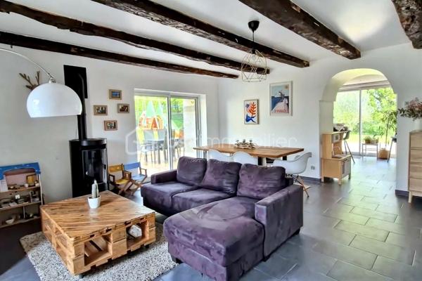 VENDU- Située dans un hameau paisible de Châteaubourg, à seulement 4 minutes en vélo ou en voiture de la gare et de l’axe stratégique Rennes–Paris, cette magnifique maison de caractère séduira les amateurs d’authenticité en quête de confort moderne. Édifiée sur un terrain clos et arboré d’environ 520 m², la propriété bénéficie d’un cadre privilégié, face à un véritable écrin de verdure. Ses deux terrasses invitent à profiter pleinement des beaux jours, entre moments de détente et soirées d’été en toute intimité.
Dès l’entrée, le charme opère : Le rez-de-chaussée s’ouvre sur un vaste espace de vie baigné de lumière, où se mêlent harmonieusement cachet de l’ancien et esprit contemporain. Le salon chaleureux avec poêle à pellets, la salle à manger conviviale et les larges ouvertures sur l’extérieur créent une atmosphère à la fois élégante et accueillante. Les poutres apparentes confèrent à l’ensemble une signature authentique et raffinée. La cuisine aménagée et équipée, avec accès direct à une seconde terrasse complète ce niveau avec fonctionnalité et style.
À l’étage, l’espace nuit dévoile deux belles chambres pleines de charme, sublimées par leurs parquets. Une salle de bain avec WC vient parfaire cet étage.
Au second niveau, une chambre spacieuse avec point d’eau offre un espace supplémentaire idéal pour une suite parentale, un bureau ou une chambre d’amis.
Une propriété rare sur le secteur, idéale pour une clientèle en quête d’un bien alliant authenticité, confort et qualité de vie.