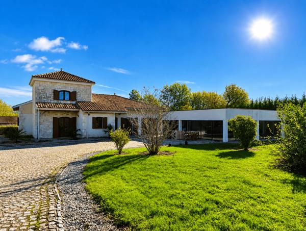 Une maison familiale moderne et une piscine intérieure