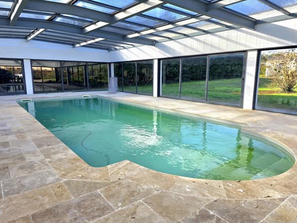 Une maison familiale moderne et une piscine intérieure