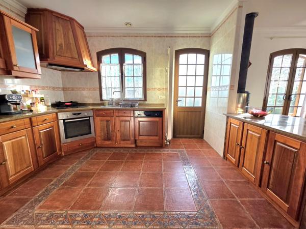 Une maison familiale moderne et une piscine intérieure