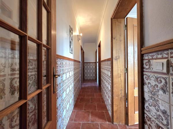Une maison familiale moderne et une piscine intérieure