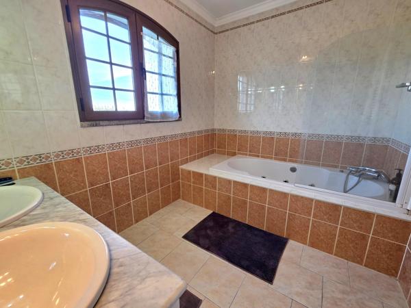Une maison familiale moderne et une piscine intérieure