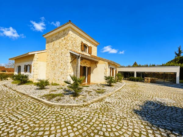 Une maison familiale moderne et une piscine intérieure