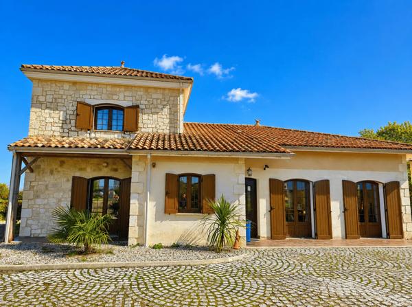 Une maison familiale moderne et une piscine intérieure