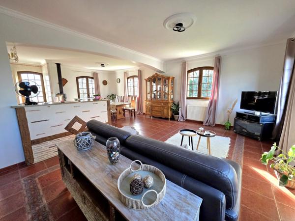 Une maison familiale moderne et une piscine intérieure