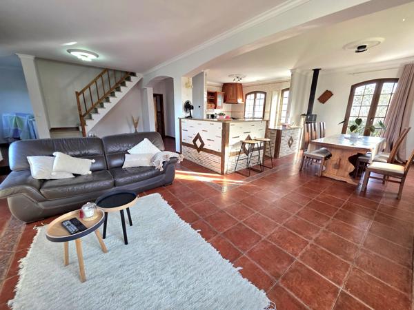 Une maison familiale moderne et une piscine intérieure