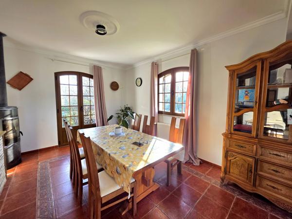 Une maison familiale moderne et une piscine intérieure