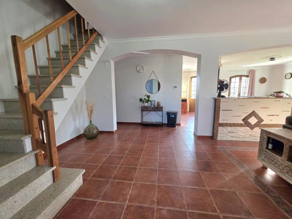 Une maison familiale moderne et une piscine intérieure