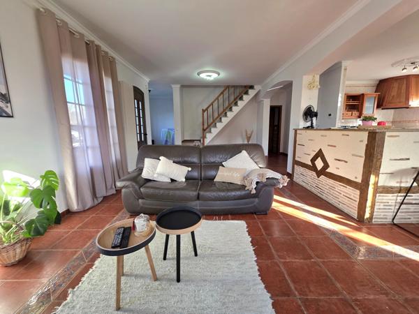 Une maison familiale moderne et une piscine intérieure