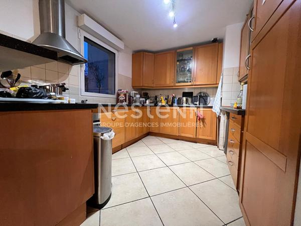 Maison familiale de 106 m2 avec 6 pièces située dans le bourg d'Igny jardin, A deux pas des commerces, de l'école Saint Nicolas, du collège Emile Zola. Proche ligne V et RER B gare Massy TGV. Proche Saclay et Vélizy