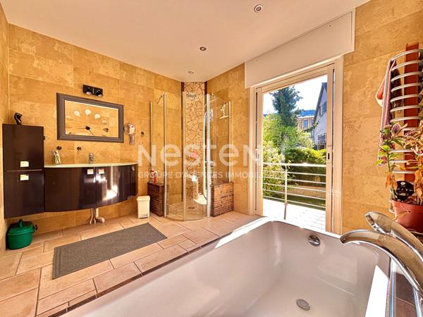 Nestenn Igny - Maison familiale de Prestige lumineuse de 250m², Secteur Palaiseau/Pileu, 6 chambres, bureau, double séjour avec accès terrasse/jardin, garage, sous-sol total, proche des commerces et transports