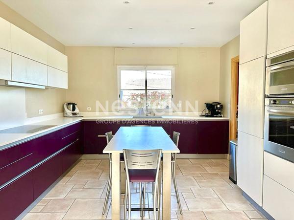 Nestenn Igny - Maison familiale de Prestige lumineuse de 250m², Secteur Palaiseau/Pileu, 6 chambres, bureau, double séjour avec accès terrasse/jardin, garage, sous-sol total, proche des commerces et transports