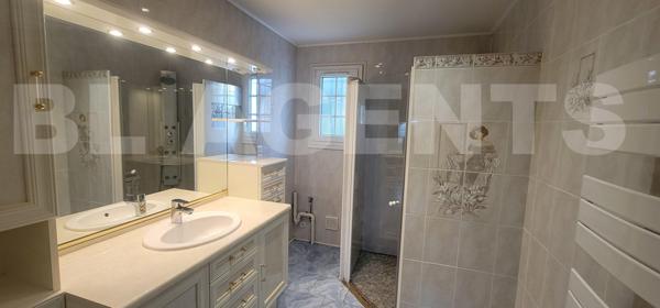 Maison familiale 99 m² - 5 pièces - 3 chambres - terrain 710 m²