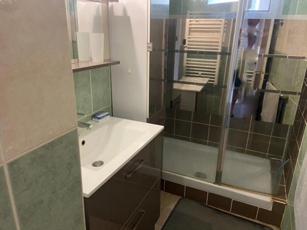 REZE HYPER BIEN SITUE TRES BEL APPARTEMENT T4 RENOVE AVEC LOCATAIRES EN PLACE DANS RESIDENCE ENTRETENUE