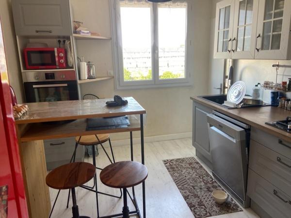 REZE HYPER BIEN SITUE TRES BEL APPARTEMENT T4 RENOVE AVEC LOCATAIRES EN PLACE DANS RESIDENCE ENTRETENUE