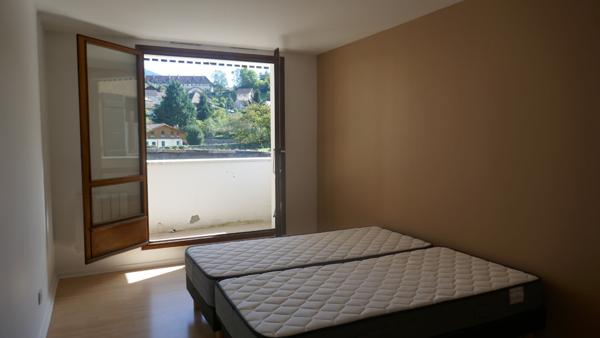 FAVERGES. APPARTEMENT 5 PIECES AVEC CAVE