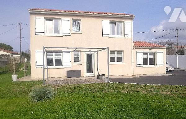 A proximité des commerces, maison non mitoyenne rénovée sur 2 niveaux dans jardin clos sur 917 m2.