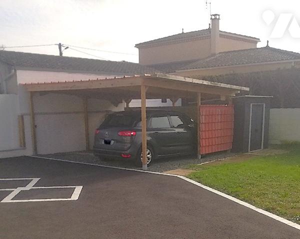 A proximité des commerces, maison non mitoyenne rénovée sur 2 niveaux dans jardin clos sur 917 m2.