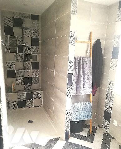 A proximité des commerces, maison non mitoyenne rénovée sur 2 niveaux dans jardin clos sur 917 m2.