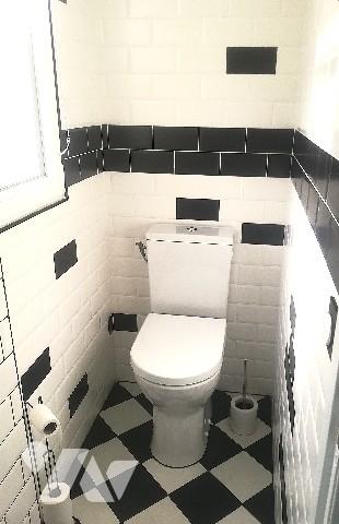 A proximité des commerces, maison non mitoyenne rénovée sur 2 niveaux dans jardin clos sur 917 m2.