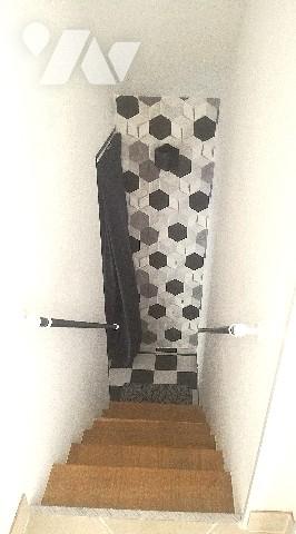 A proximité des commerces, maison non mitoyenne rénovée sur 2 niveaux dans jardin clos sur 917 m2.