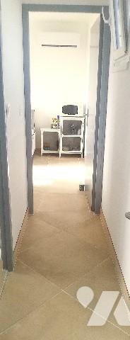 A proximité des commerces, maison non mitoyenne rénovée sur 2 niveaux dans jardin clos sur 917 m2.