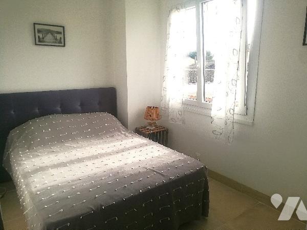 A proximité des commerces, maison non mitoyenne rénovée sur 2 niveaux dans jardin clos sur 917 m2.