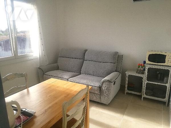 A proximité des commerces, maison non mitoyenne rénovée sur 2 niveaux dans jardin clos sur 917 m2.