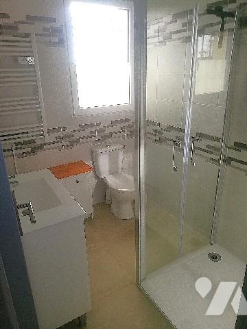 A proximité des commerces, maison non mitoyenne rénovée sur 2 niveaux dans jardin clos sur 917 m2.