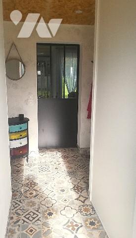 A proximité des commerces, maison non mitoyenne rénovée sur 2 niveaux dans jardin clos sur 917 m2.