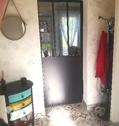 A proximité des commerces, maison non mitoyenne rénovée sur 2 niveaux dans jardin clos sur 917 m2.