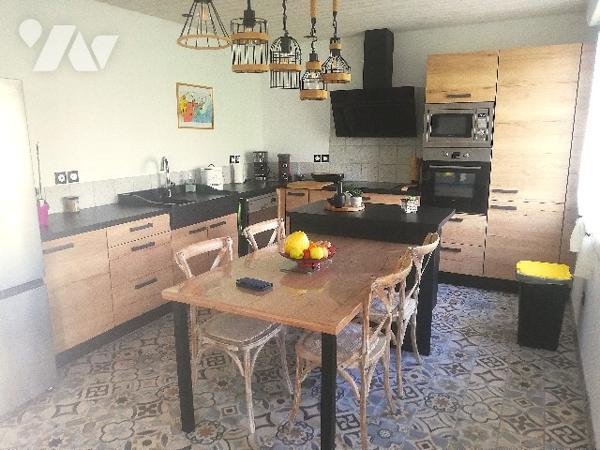 A proximité des commerces, maison non mitoyenne rénovée sur 2 niveaux dans jardin clos sur 917 m2.