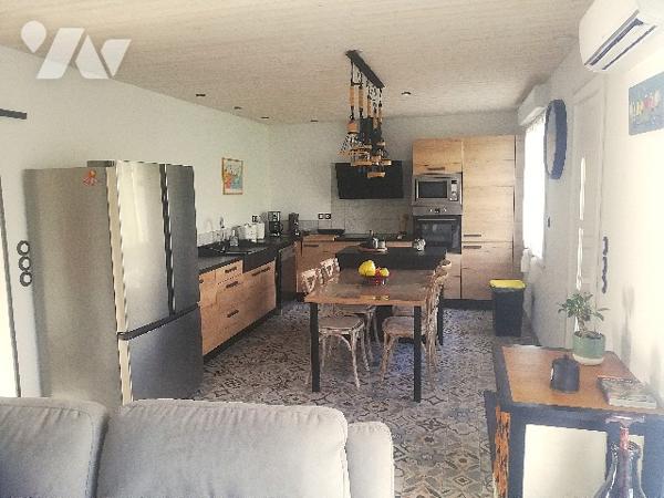 A proximité des commerces, maison non mitoyenne rénovée sur 2 niveaux dans jardin clos sur 917 m2.