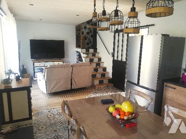 A proximité des commerces, maison non mitoyenne rénovée sur 2 niveaux dans jardin clos sur 917 m2.