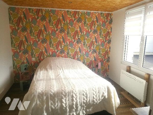 A proximité des commerces, maison non mitoyenne rénovée sur 2 niveaux dans jardin clos sur 917 m2.