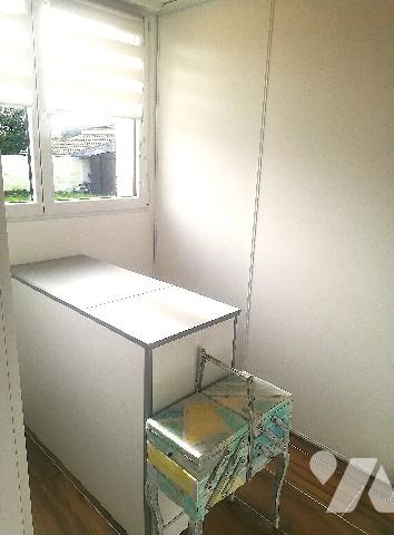 A proximité des commerces, maison non mitoyenne rénovée sur 2 niveaux dans jardin clos sur 917 m2.