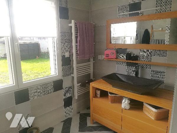 A proximité des commerces, maison non mitoyenne rénovée sur 2 niveaux dans jardin clos sur 917 m2.