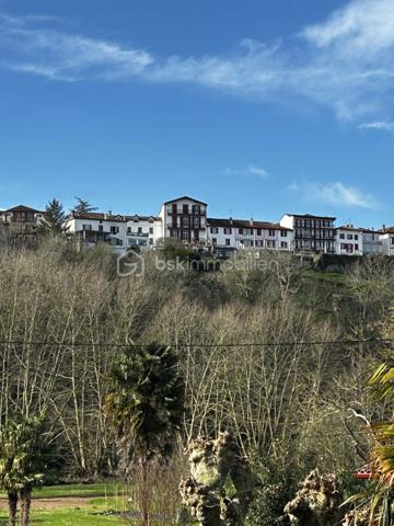 Au sein d'une petite copropriété, découvrez ce charmant appartement de 63 m2 qui séduira les amateurs de lieux atypiques et lumineux. 
L'appartement offre une jolie pièce de vie, deux chambres, une cuisine fermée et une salle de bain.
Situé dans un environnement calme, il bénéficie d'une vue dégagée, apportant une sensation d'espace et de tranquilité.
Quelques travaux de rafraîchissement sont à envisager, laissant l'opportunité de personnaliser ce bien selon vos envies.
Les atouts supplémentaires :
- Deux places de parking
- Petite copropriété avec syndic bénévole
- Faibles charges de copropriété
- Appartement lumineux et au caractère atypique
- Environnement calme

Un bien avec beaucoup de potentiel, à découvrir sans tarder !