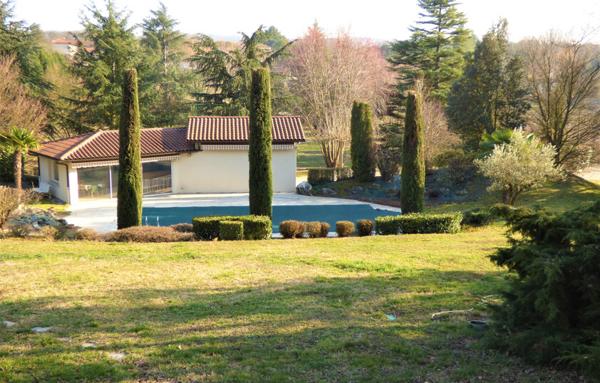 Anneyron villa de 200 m2 avec piscine sur 2 ha de terrain
