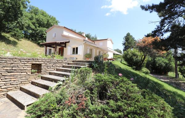 Anneyron villa de 200 m2 avec piscine sur 2 ha de terrain