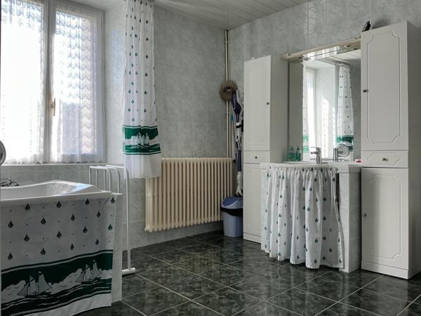 Maison 160 m2, 6 pièces 4 chambres, dépendance, sur 2151 M2 de terrain