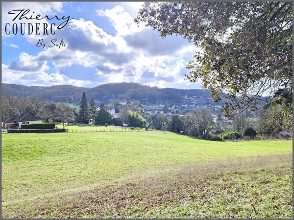 Terrain avec vue et réséaux à proximité.