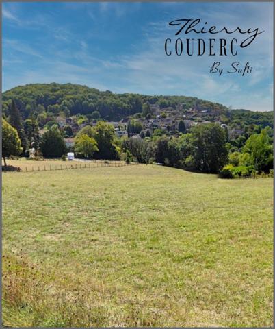 Terrain avec vue et réséaux à proximité.